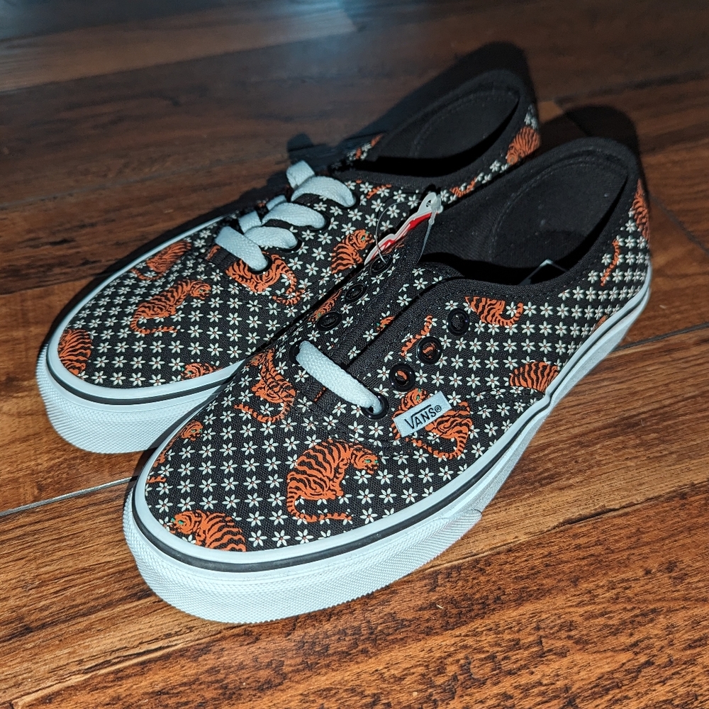 NEW Womens Vans Authentic Tiger Floral Black True White Sneaker Shoes 5.5 6.5
